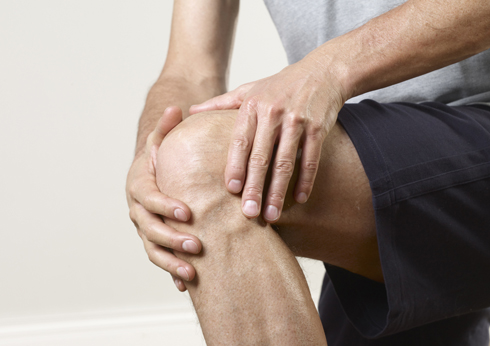 Хруст коленей может быть симптомом артрита