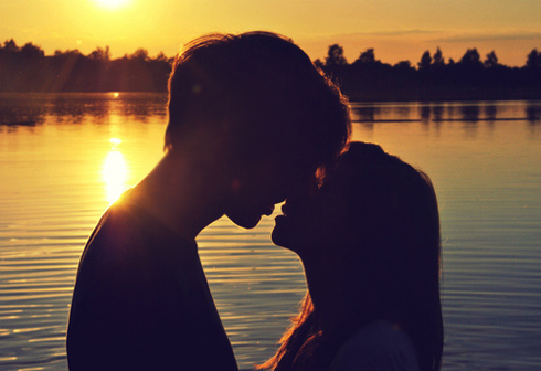 переходите к страстным поцелуям, если ваш партнер к ним готов
